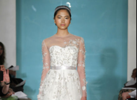 المصممة ريم عكرا تنوع في تصميم فساتين الزفاف، ولك جميلتي الخيار 